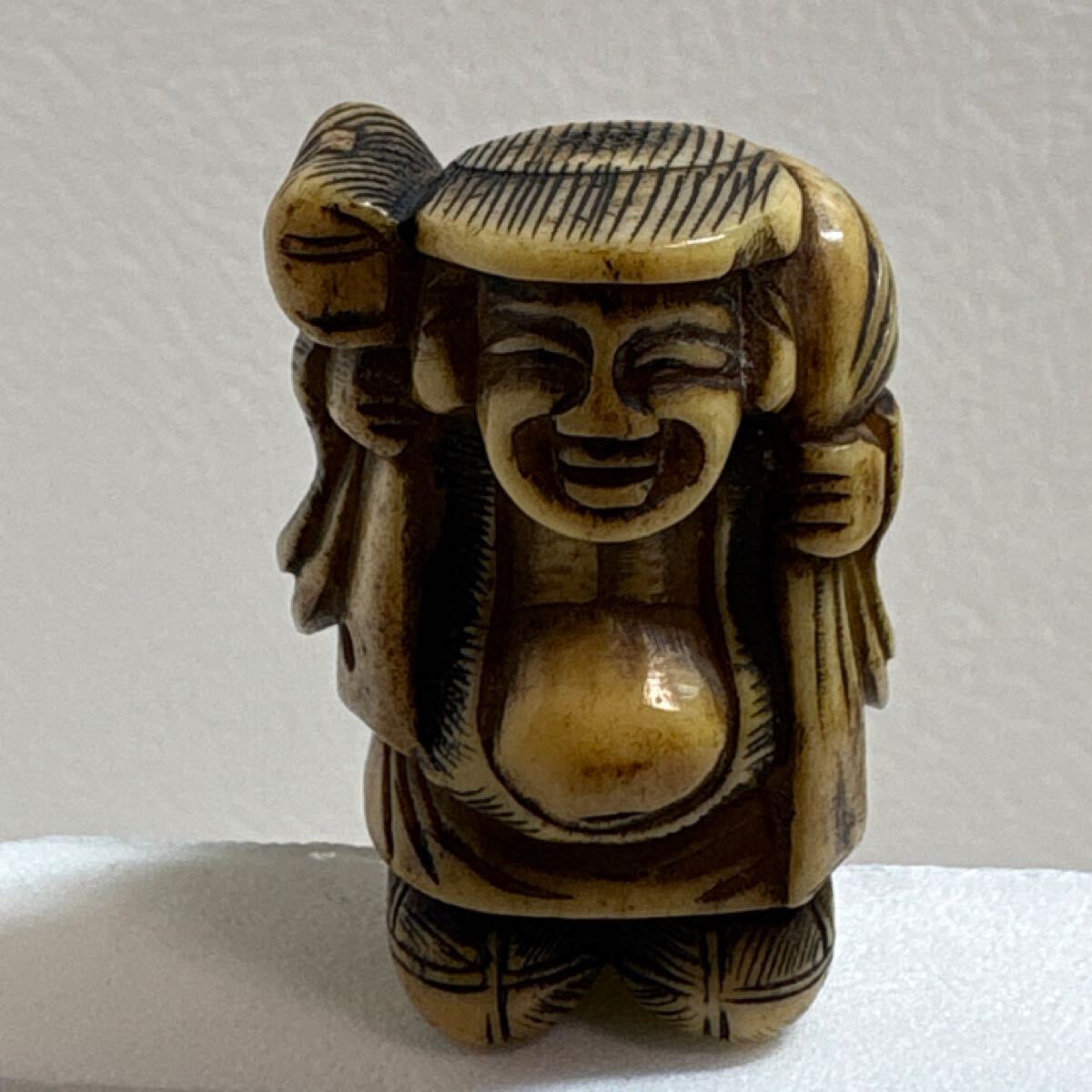 時代提げ物　鹿角彫刻　山水楼閣彫　根付　置物　V　9639 根付け 鹿角