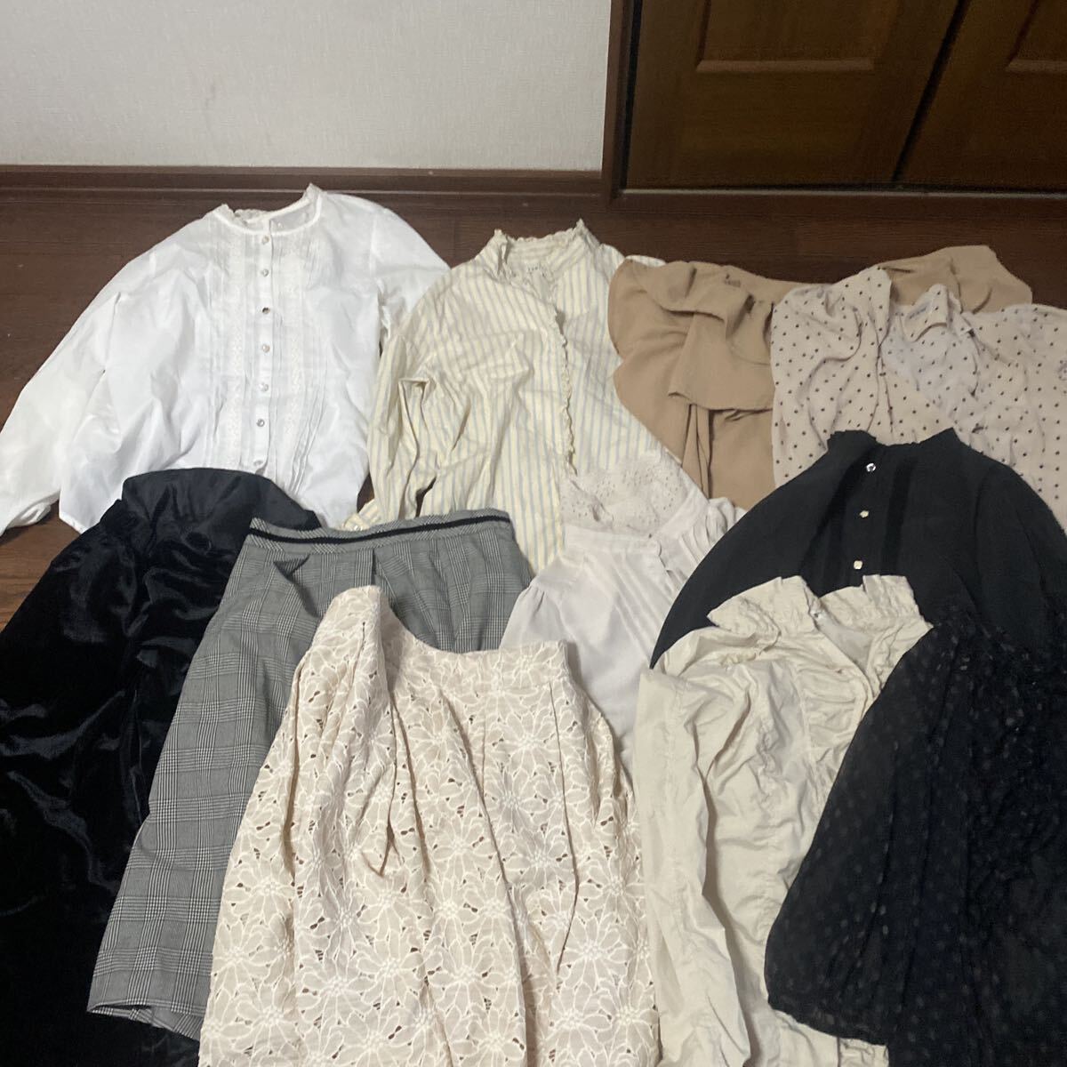Preview of [Size 9] Used receptionist, young lady, Lolita frill blouses, etc. (8 items), skirts (3 items) - 11 items in total