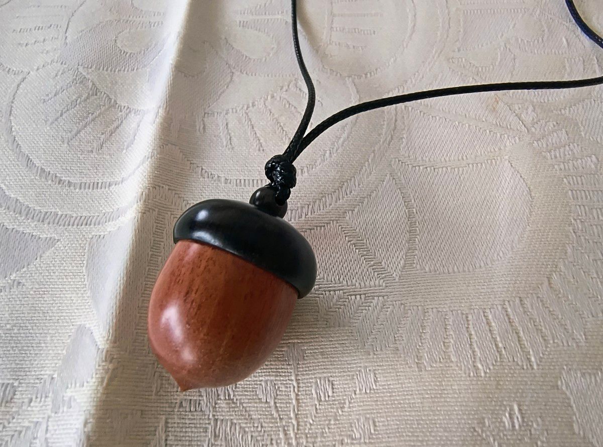 Acorn Choker