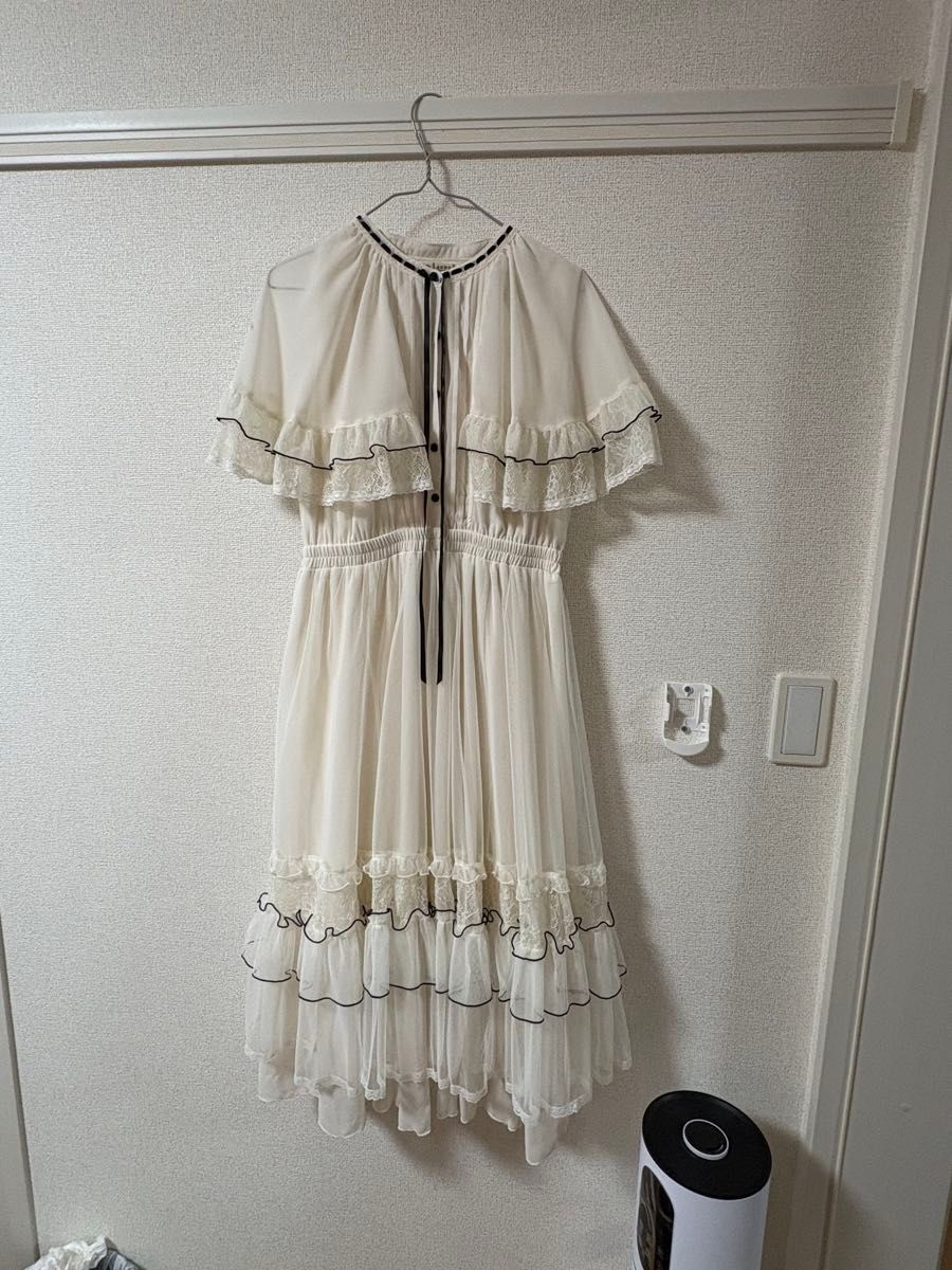 Preview of axes femme フリルメローケープワンピース 生成り