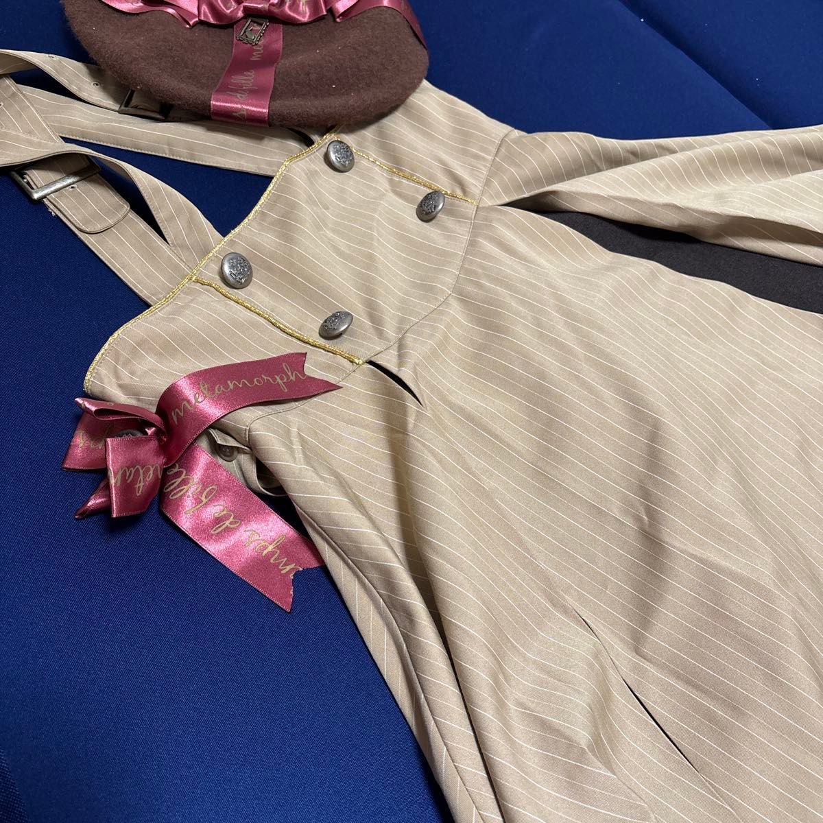 Preview of Metamorphose temps de fille (Student Series): Skirt, beret, and one brooch are missing.