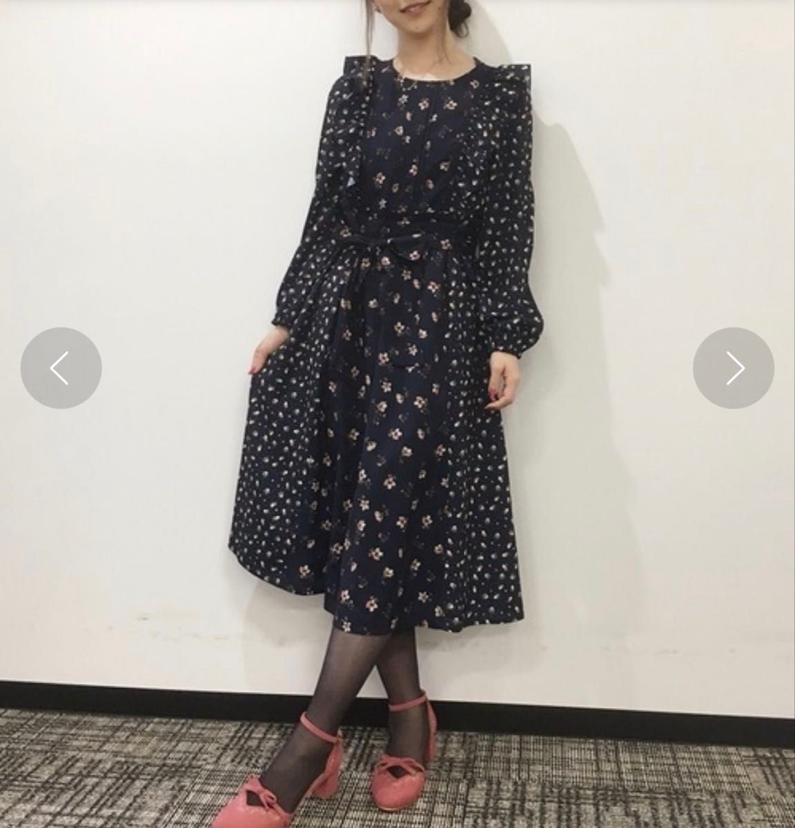 Preview of ピンタックにショルダーフリルのクラシカルレトロな小花柄&水玉模様ロングワンピース