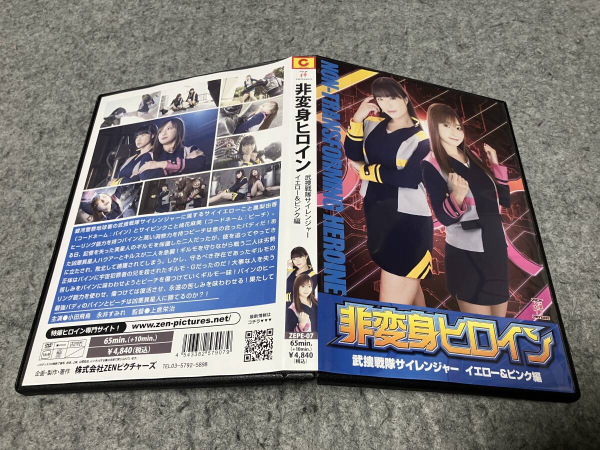 中古生写真(女性) ☆小田飛鳥/直筆サイン入り・横型・膝上・水着