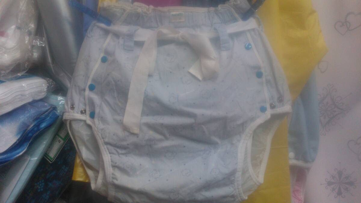 懐古　おむつカバー　Mサイズ　クリーム色　可愛い兎　裏ソフトビニール　金属ホック 懐古 おむつカバー Mサイズ クリーム色 可愛い兎 裏ソフトビニール