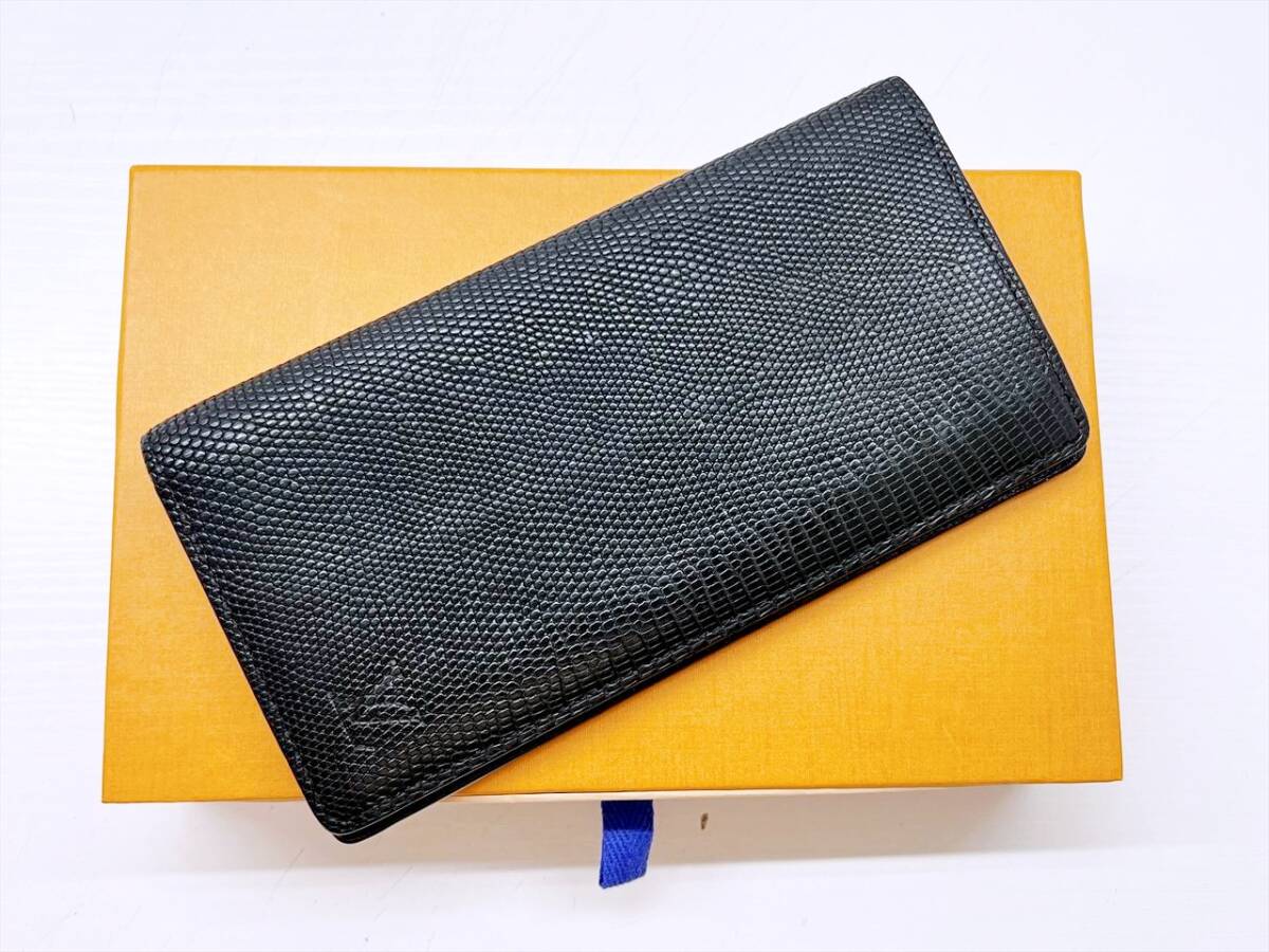 ルイ・ヴィトン製、黒のモノグラム柄二つ折り財布。LVロゴ入り、レザー