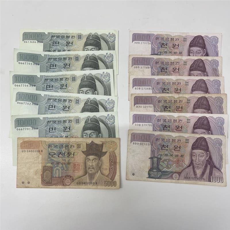 韓国 10,000ウォン 紙幣 10枚セット 韓国10000ウォンの紙幣切り片の接写。韓国ウォンは韓国の通貨
