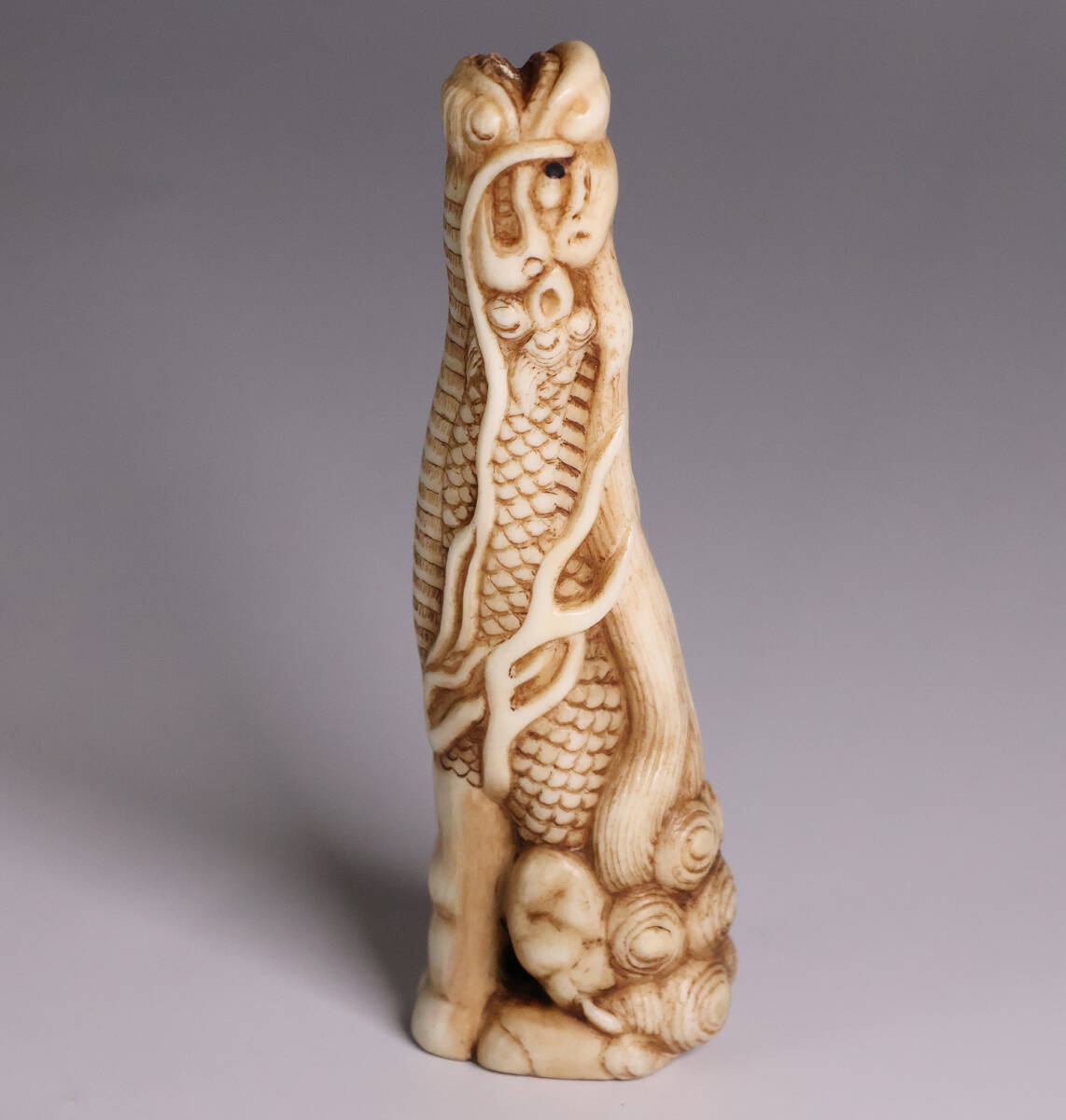 天然素材　鹿の角　珊瑚　根付　提げ物 鹿角彫刻「まどろみ牡鹿」根付 | deer bone 