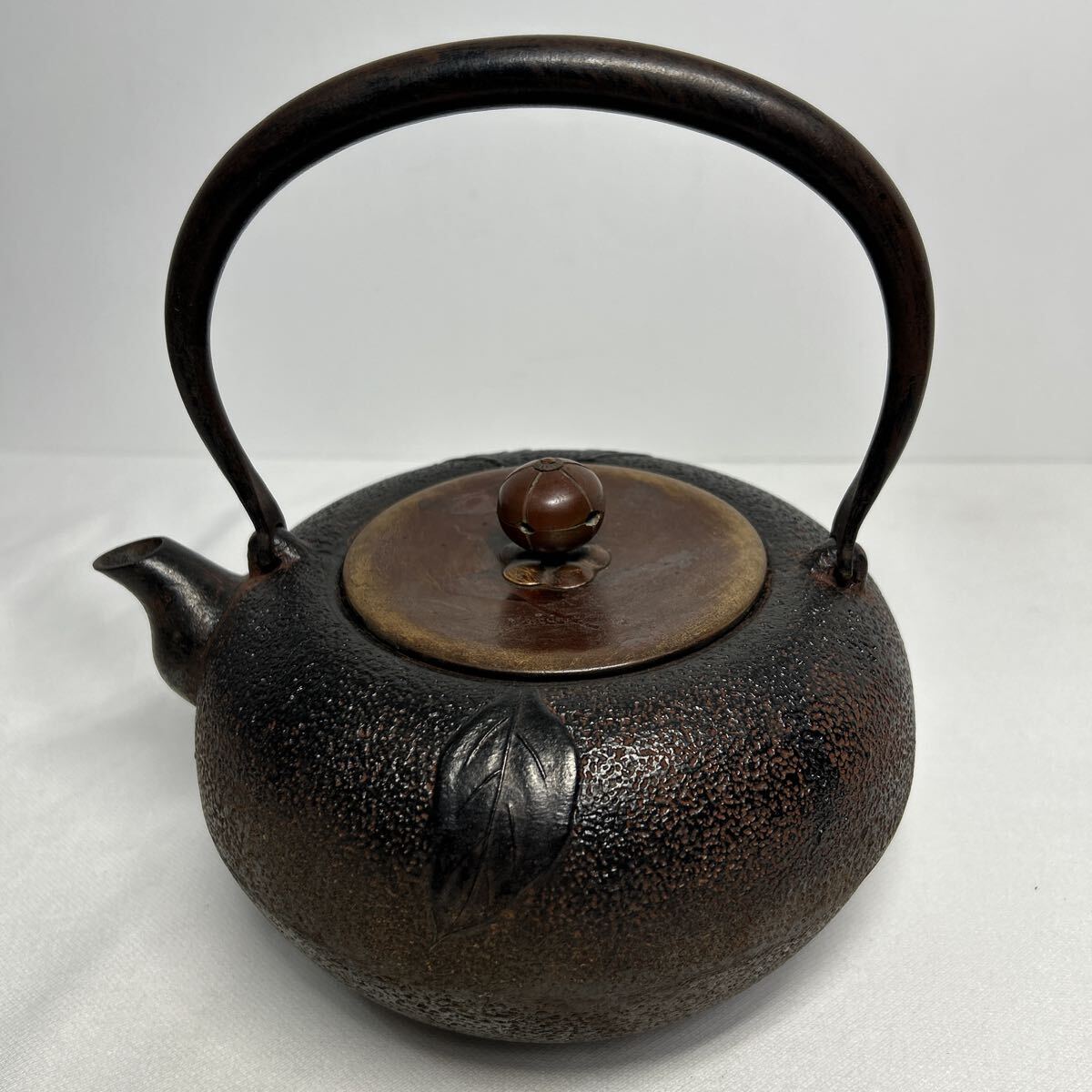 有山金生堂造 丸形 輪花 鉄瓶 在銘 時代物(A924) 有山金生堂造 丸形 輪花 鉄瓶 在銘 時代物(A924) 11-