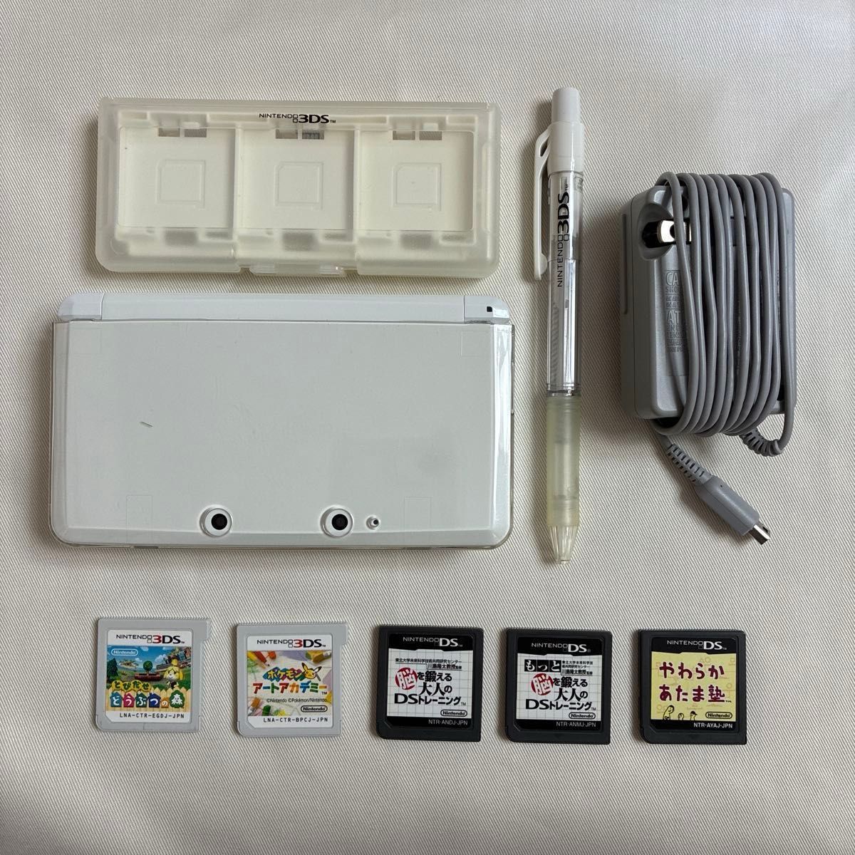 ニンテンドー3DS ホワイト 本体 充電器 ソフト3本カセットケース