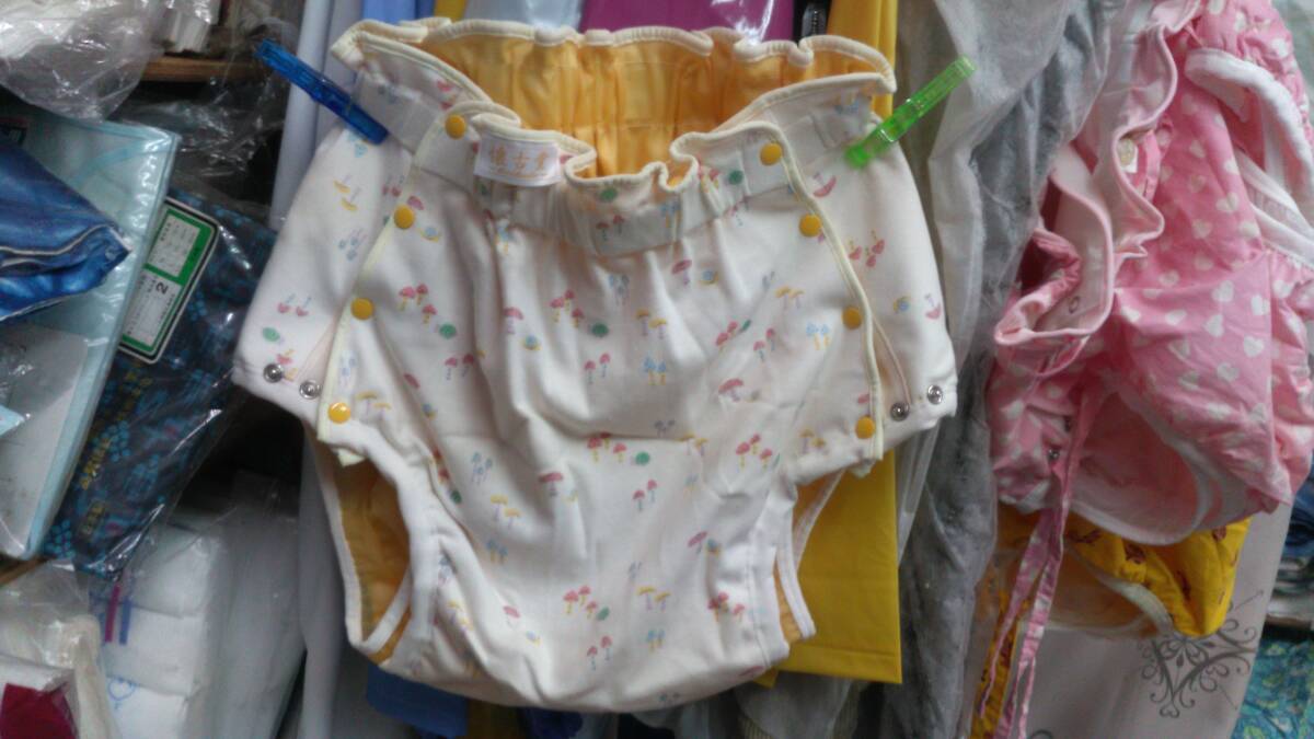 懐古　大人おむつカバー　Lサイズ　つるつる水玉柄　裏はソフトビニール　金属ホック 新品】『るり』大人おむつカバー.懐古堂.小アメリカン金属ホック.淡い