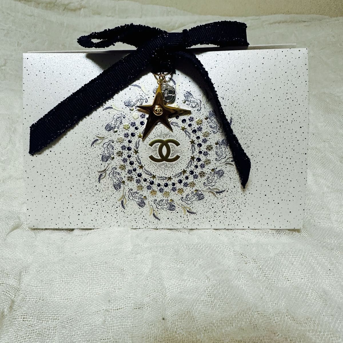 CHANEL シャネル クリスマス ホリデー2025 カメリア チャーム | Shop