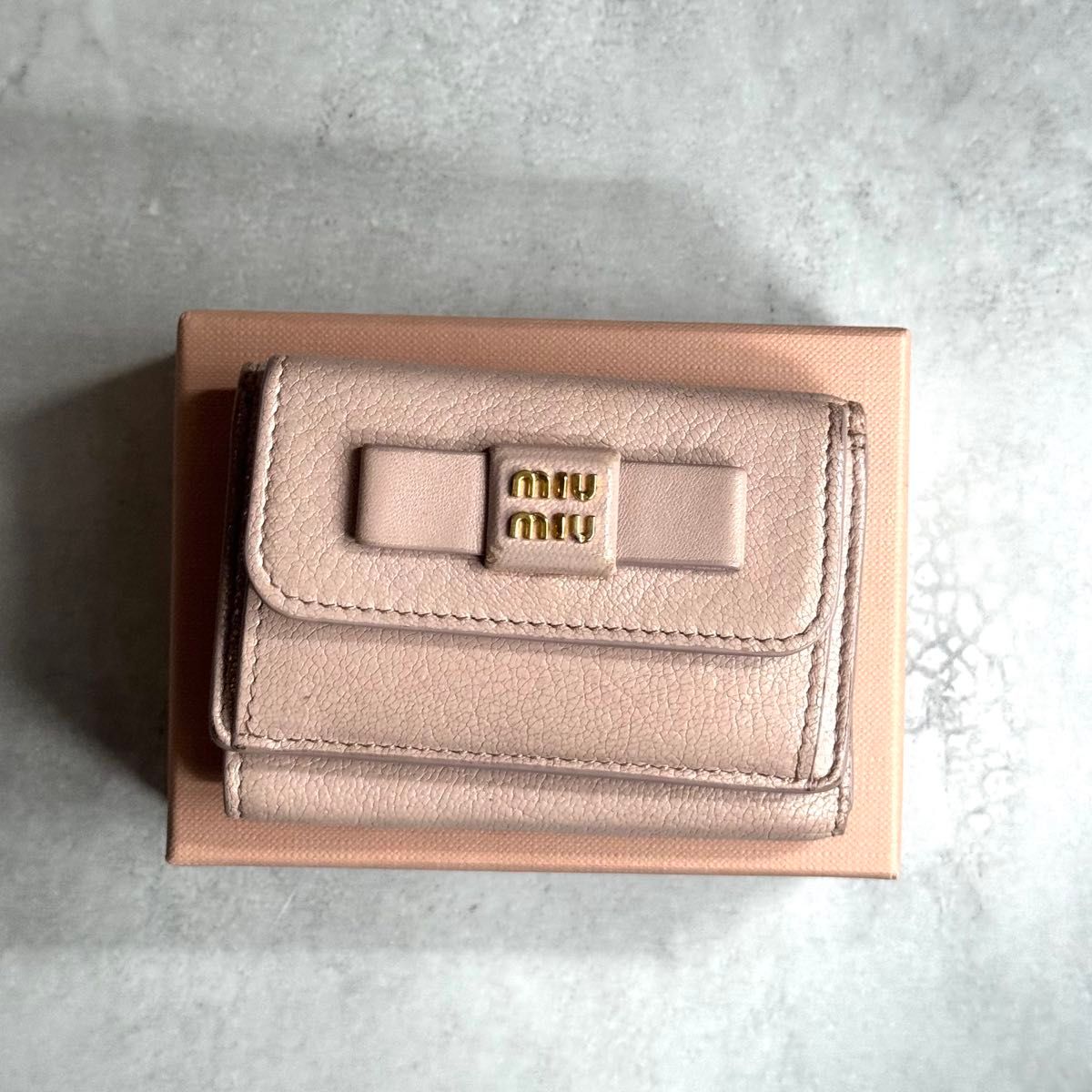 フ*ー様 【新品同様】miumiu ミニ 財布 リボン クリスタル マドラス フ 新品同様】miumiu ミニ 財布 リボン クリスタル マドラス フィオッコ