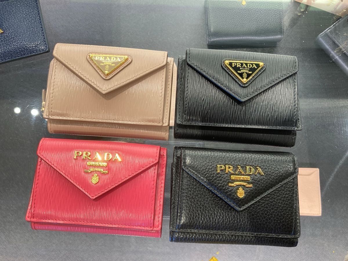 PRADA プラダ 三つ折り ミニ財布 ブラック ゴールドロゴ | Shop at