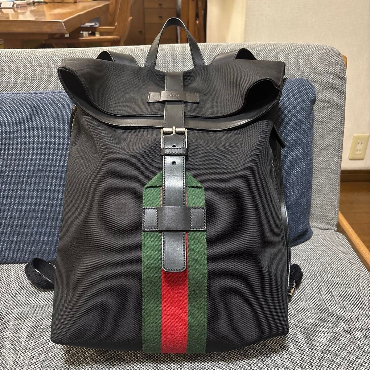 GUCCI グッチ バックパック ロゴ金具 チャーム付き リュック 大容量 黒 GUCCI グッチ バックパック ロゴ金具 チャーム付き リュック 大容量 黒