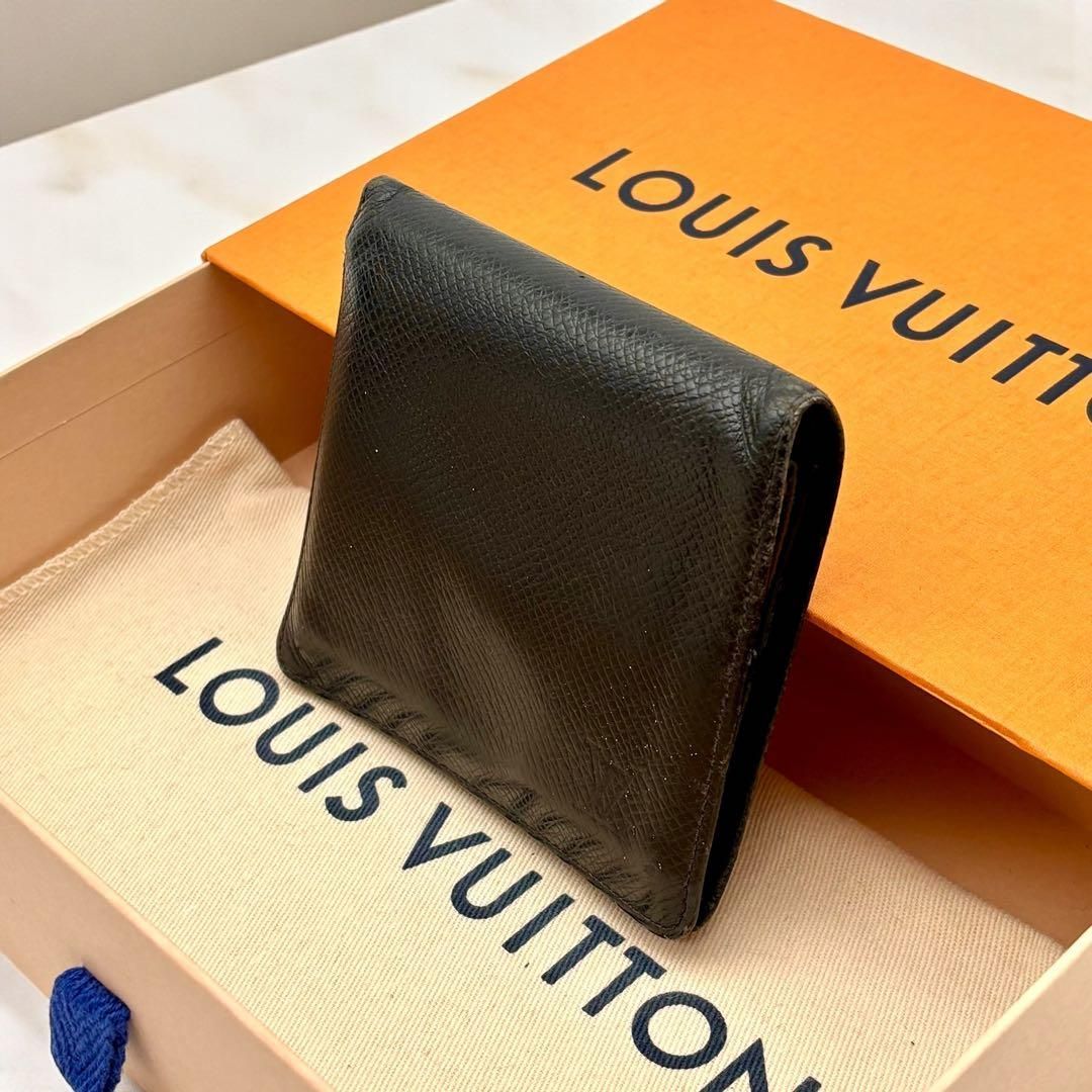 ルイ・ヴィトン製、黒のモノグラム柄二つ折り財布。LVロゴ入り、レザー製レザー美品 ルイ・ヴィトン製、黒のモノグラム柄二つ折り財布。LVロゴ入り、レザー
