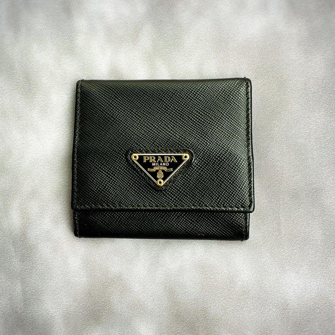 二つ折り財布 レザー ブラック メタルロゴ PRADA プラダ 財布 二つ折り