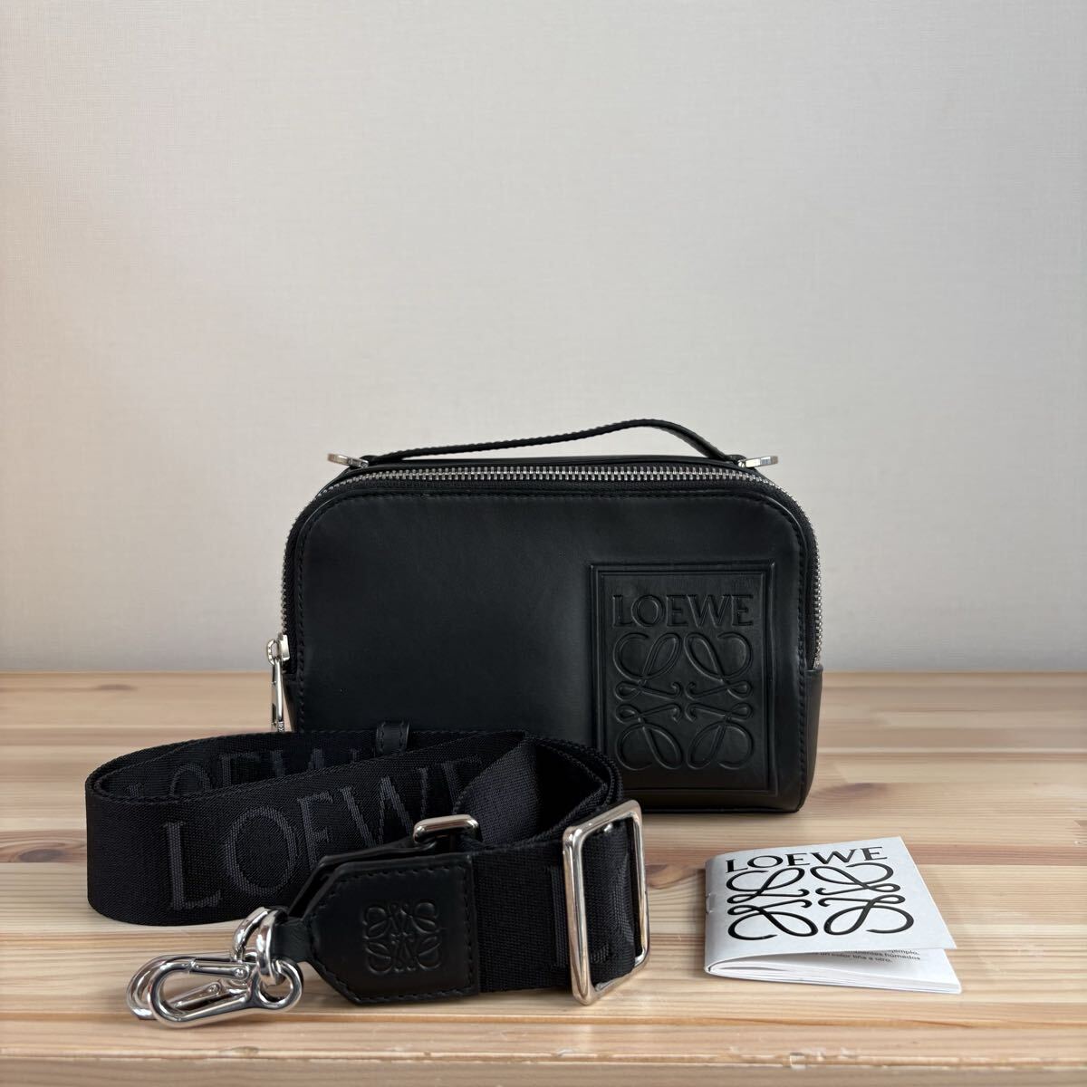 超美品 LOEWE ロエベ ロゴ型押し カーフレザー ハンド ショルダー 