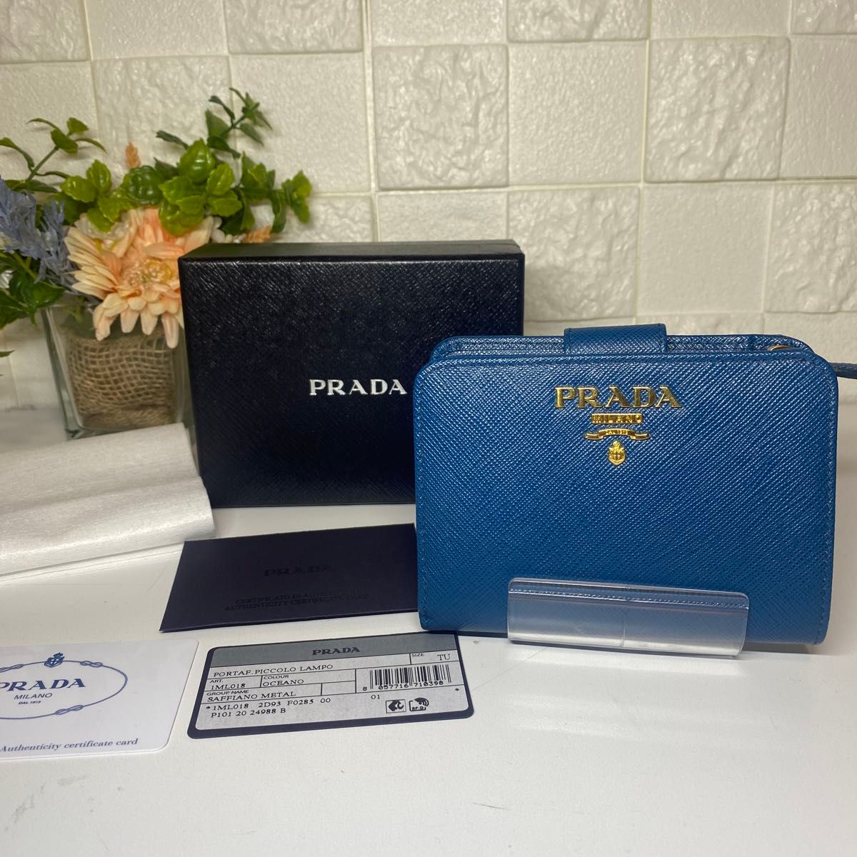 二つ折り財布 レザー ブラック メタルロゴ PRADA プラダ 財布 二つ折り