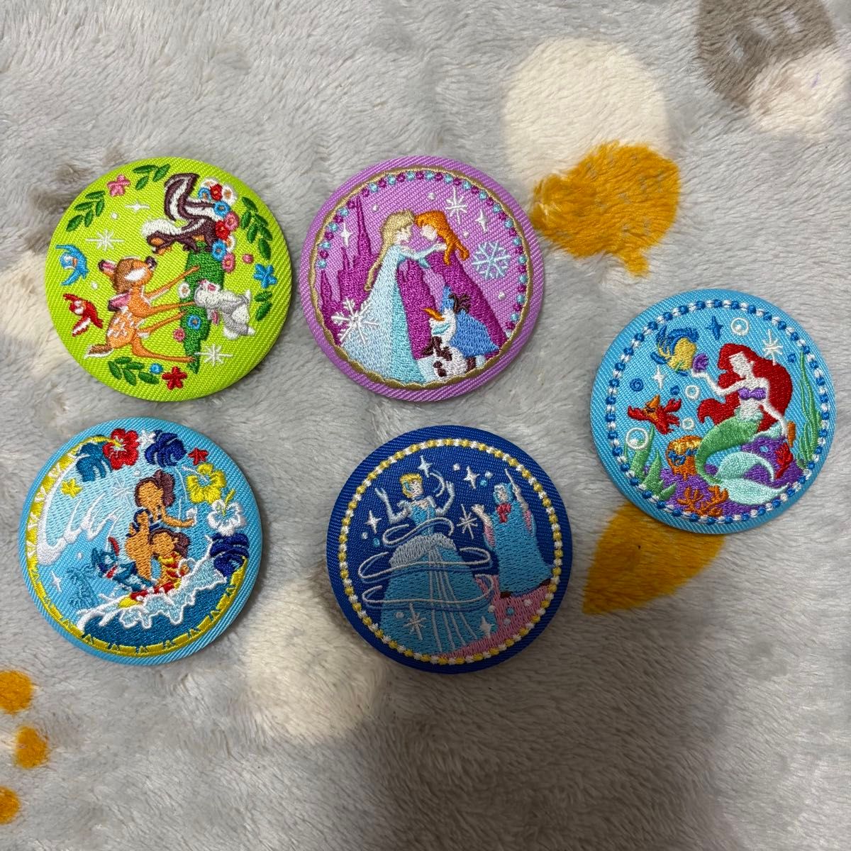 ディズニー　缶バッジ　まとめ売り　アリエル　ラプンツェル　アナ雪 ディズニー刺繍缶バッジ2 アナ雪とラプンツェル | Shop at