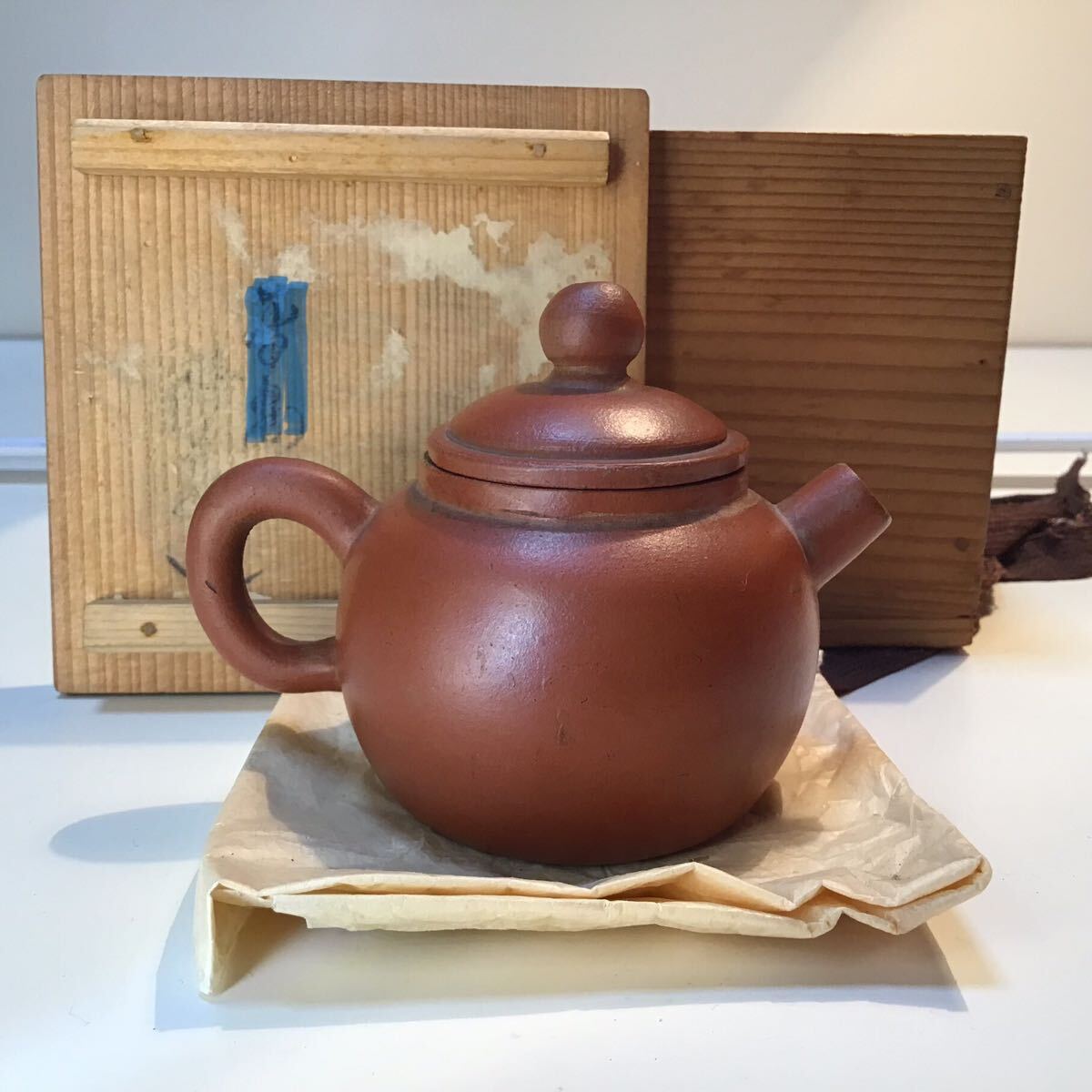 茶道具　薩摩焼　橋本陶王山作　色絵金彩　磬の図　茶碗　共箱　V　7121 茶道具 薩摩焼 橋本陶王山作 色絵金彩 磬の図 茶碗 共箱 V 7121 【公式