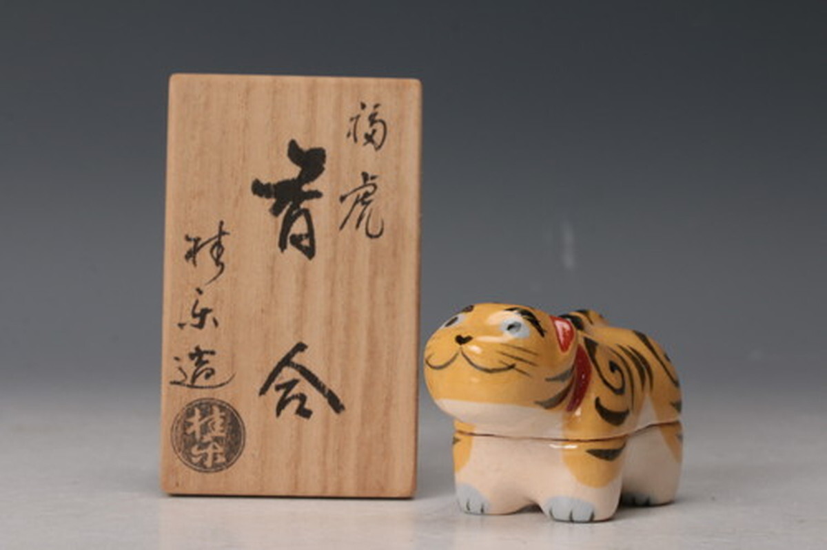 峰春作 笛香合 共箱 峰春作 笛香合 共箱 楽 覚入 作 巳 香合 （共箱） 【公式通販】