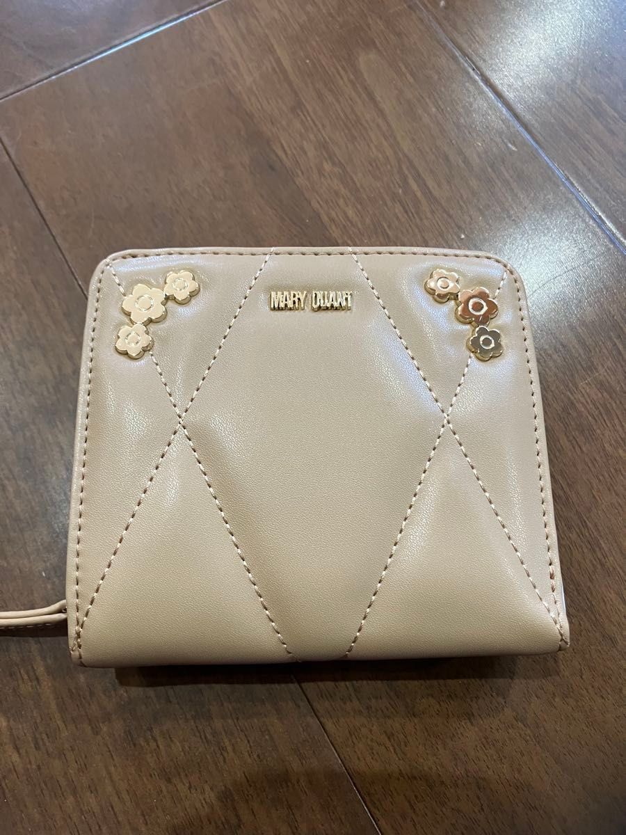 129【人気】MARY QUANT デイジー 二つ折り財布 スナップ ベージュ