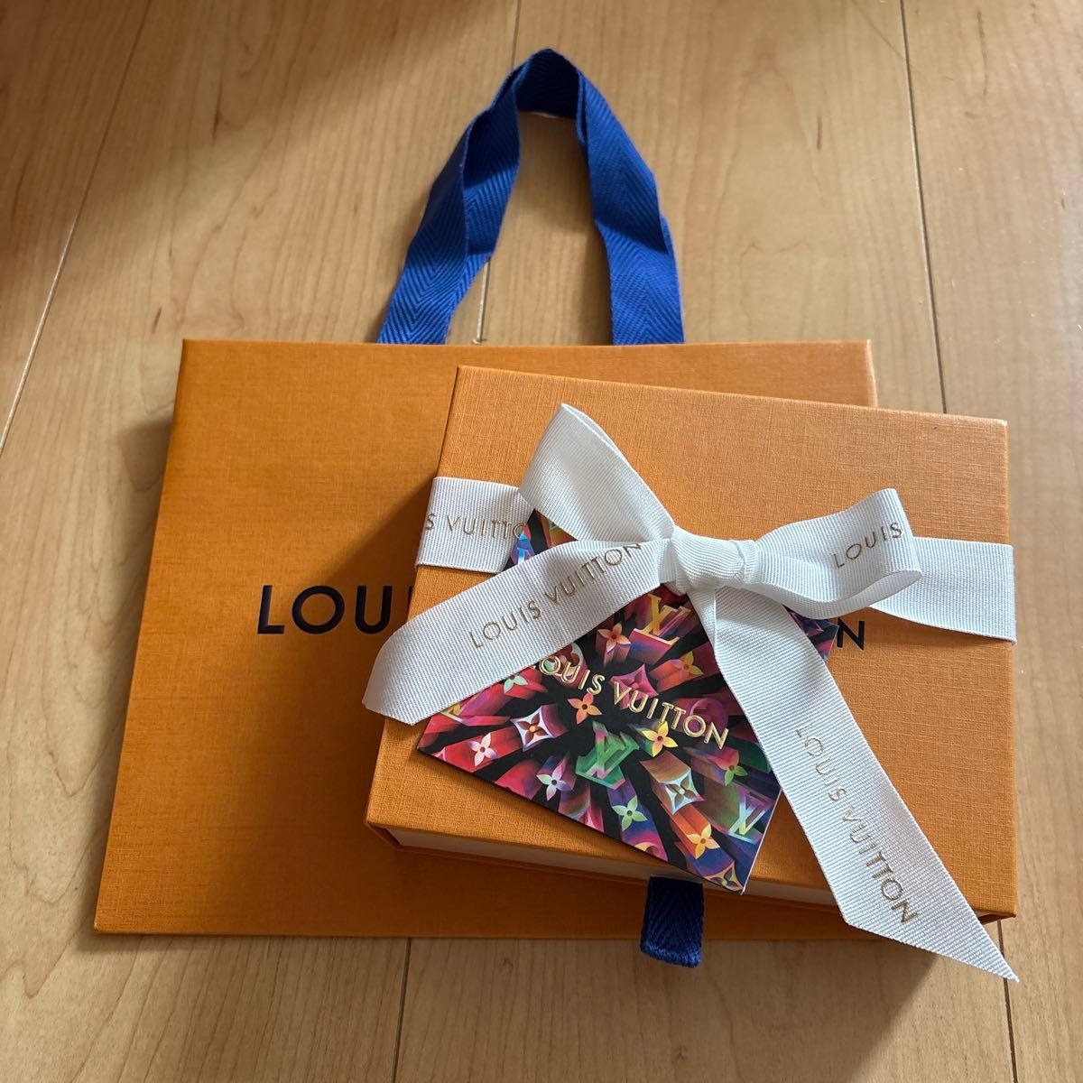 ルイヴィトン「LOUIS VUITTON」衣料品用空箱・しおりのセット(4532