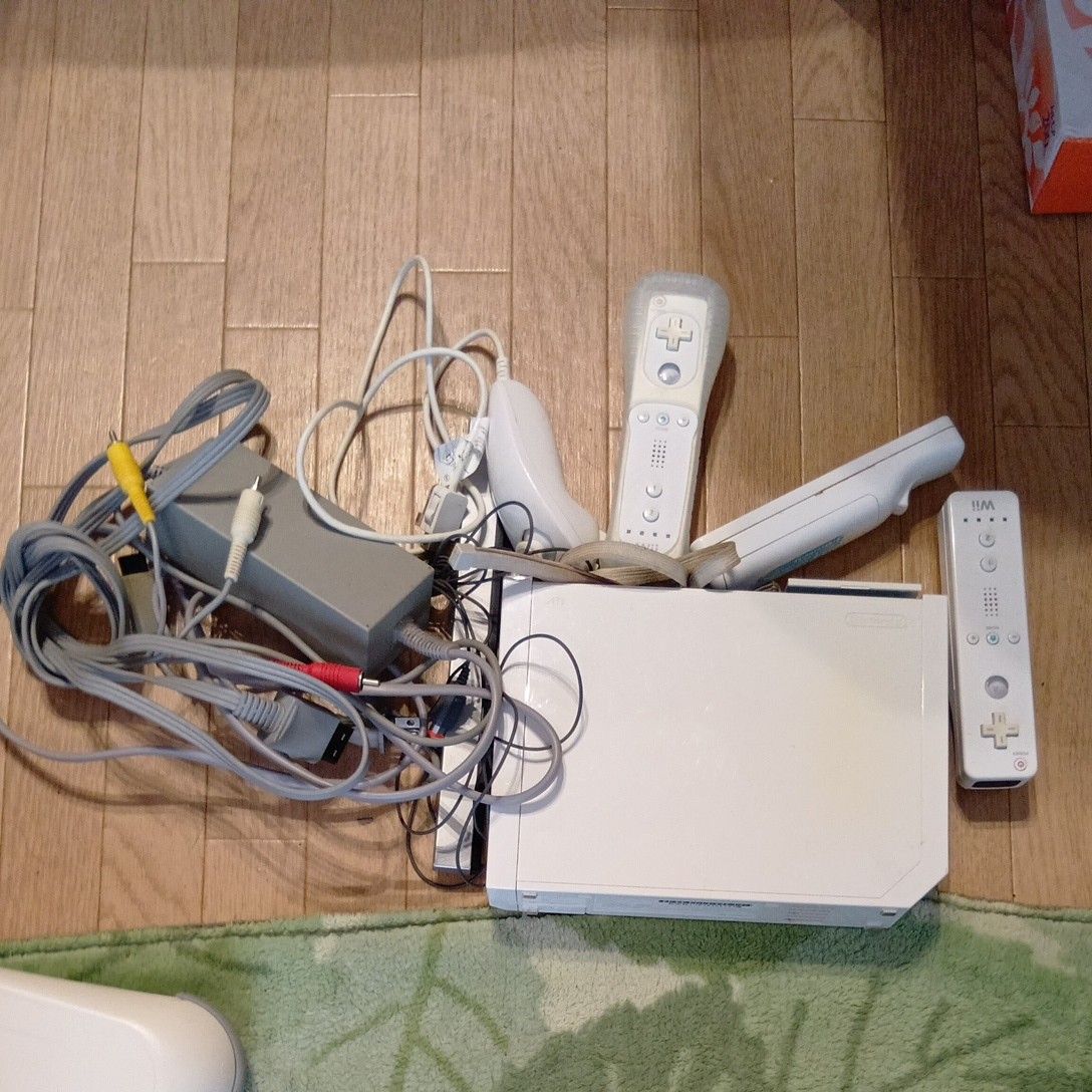 Wii本体とWii FIT、リモコンソフト3本セット Wii 本体 ソフト3本 セット