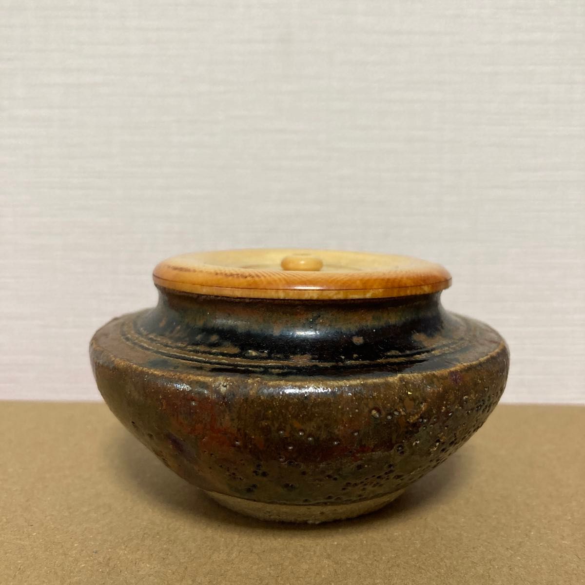 茶道具　高取焼　耳付　茶入　濃茶器　鬼丸雪山　共箱　久田尋牛斎書付　寿色　仕服付 茶道具 高取焼 耳付 茶入 濃茶器 鬼丸雪山 共箱 久田尋牛斎書付 寿色