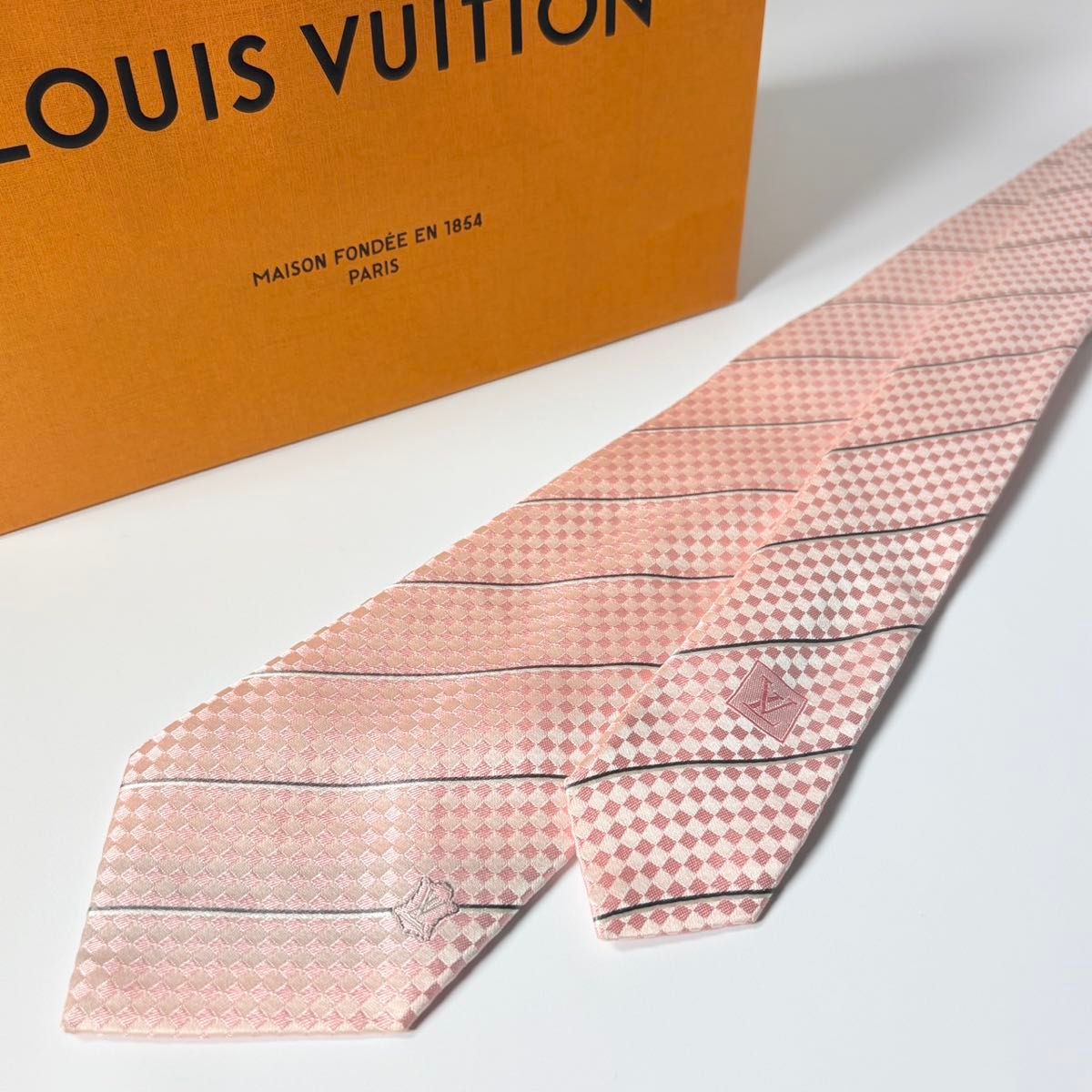 未使用級 ルイヴィトン Louis Vuitton ネクタイ レッド ダミエ LOUIS VUITTON ネクタイ 赤系 ダミエ柄 未使用 未使用級LOUIS VUITTON