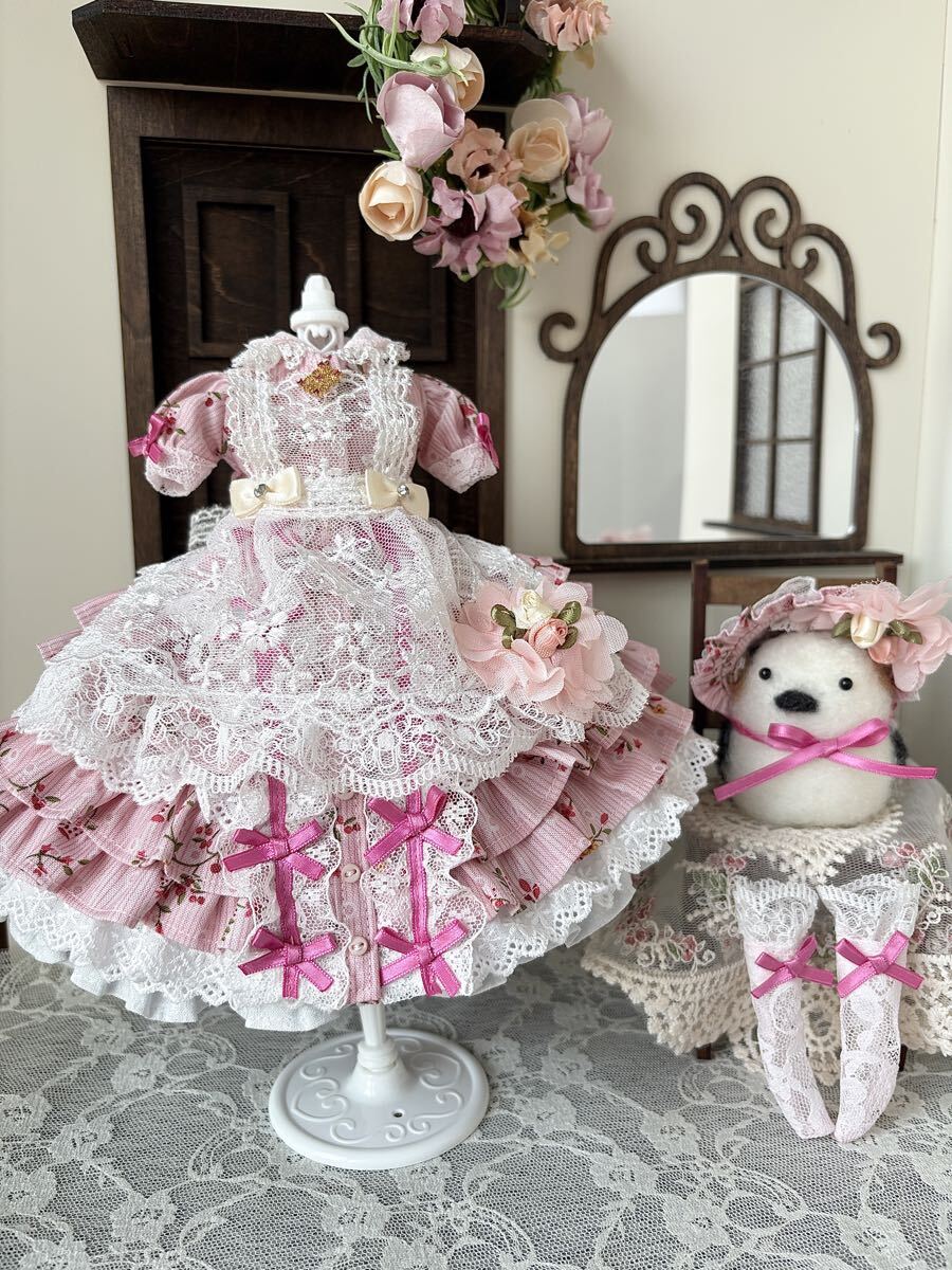 Preview of ふわふわピンクのワンピース＆レースエプロンのカントリーロリータドレスセット＊27㎝ドールサイズ＊送料無料＊momo工房