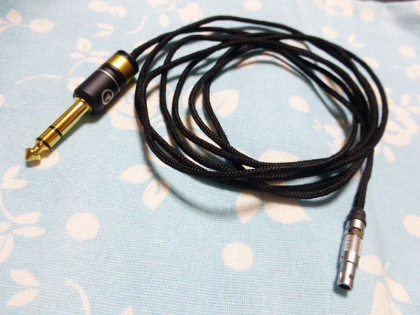 AKG K812