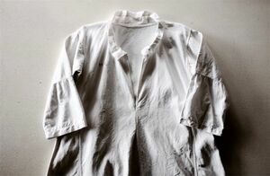 フランスアンティーク 1900年初頭　手織りリネン　手縫い　蝶々的襟のある風変わりなファーマーナイトシャツ　ワンピース　ヴィンテージ