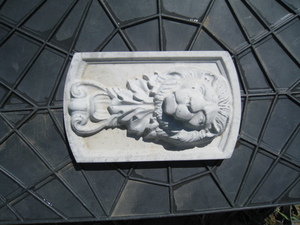 コンクリート製　ライオン壁飾り　レリーフ像　縦長　ライオン　石像風　紋章　ウォールデコール　壁飾り　ガーデンオブジェ　オーナメント