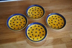 【新品未使用】黄色　ポタリー風食器4枚セット 平皿 取り皿 花柄 北欧風食器　ポーランド