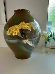 1円〜スタート　峰雲 銅器花瓶 金銀鯉 約3040g 高さ約27cm 中心径約22.5cm