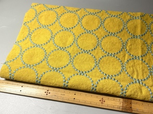 刺繍 ・厚手リネン・刺繍幅125cm×50cm・黄色・緑糸・追加可能・