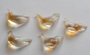 銀座和光　水鳥ガラス置物　透明ガラスの中に金色状の色がついています。5羽