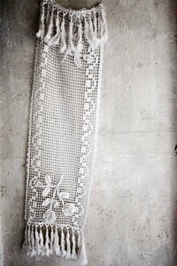 132x33cm フランスアンティーク　手編手縫　対峙する薔薇と白い庭園によるテーブルセンター　カーテン　ハンドメイド　クロッシェレース
