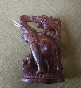 メーカー不詳 木彫りの一頭の象と2匹のライオンの置物