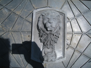 コンクリート製　ライオン壁飾り　レリーフ像　縦長　濃いグレー　欠け　石像風　紋章　ウォールデコール　ガーデンオブジェ　オーナメント