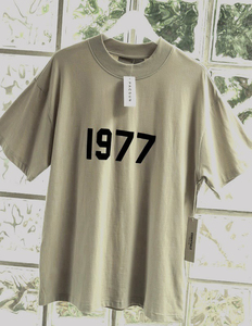 送料370円～ 新品 1977 メンズ【ライトサンド XL】FOG ESSENTIALS Tシャツ 大きいサイズ★フロッキーロゴ/半袖 Tシャツ エッセンシャルズ