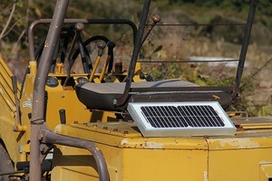 農機や重機のバッテリを常に満充電に保つ太陽光パネル(逆流防止用ダイオード付)　取付簡単です。