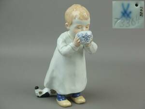 【骨董・西洋人形】★マイセン Meissen ヘンチェルの子供シリーズ★ブルーオニオンのカップでミルクを飲む子ども 73364 kdm001zhl 陶器人形