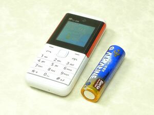 【たったの8cm】超小型携帯電話　ホワイト　新品　激レア品　SIMフリー　トリプルSIM 海外限定品　送料無料