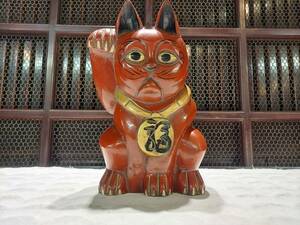 K04-0622　招き猫 赤猫 木彫り 一刀彫 福錫首輪 縁起物 H30cm 古民藝