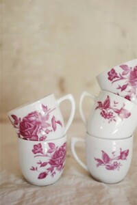 フランスアンティーク　マジェンタの古薔薇たちとデミタスカップ　エスプレッソ　コーヒー　白磁　ビンテージ　ティーカップ