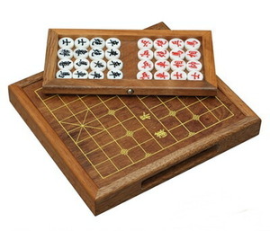中国将棋・木製(紅胡桃木)と、貝殻粉の形成駒の象棋（シャンチー）セット A2155-b