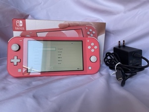 【美品】ニンテンドースイッチライト　コーラル　ピンク　Nintendo Switch Lite 箱、ACアダプタ付き 動作確認品　内箱無し