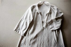 フランスアンティーク 1900年初頭　手織りリネン　手縫い　蝶々的襟のある風変わりなファーマーナイトシャツ2　ワンピース　ヴィンテージ
